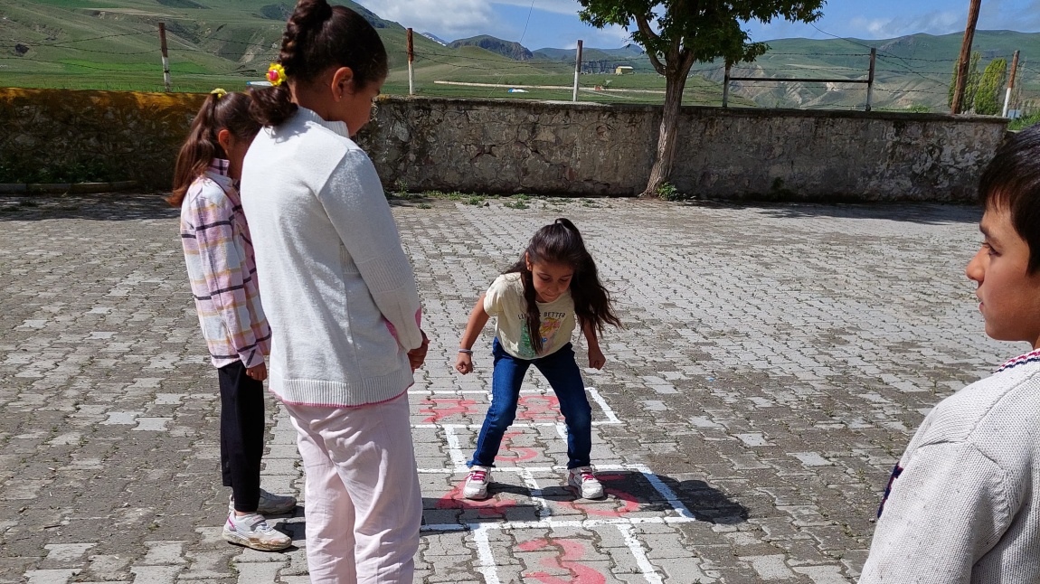 Bahçe alanımıza geleneksel çocuk oyunlarımızın oynanabilmesi için çizimler yaptık.